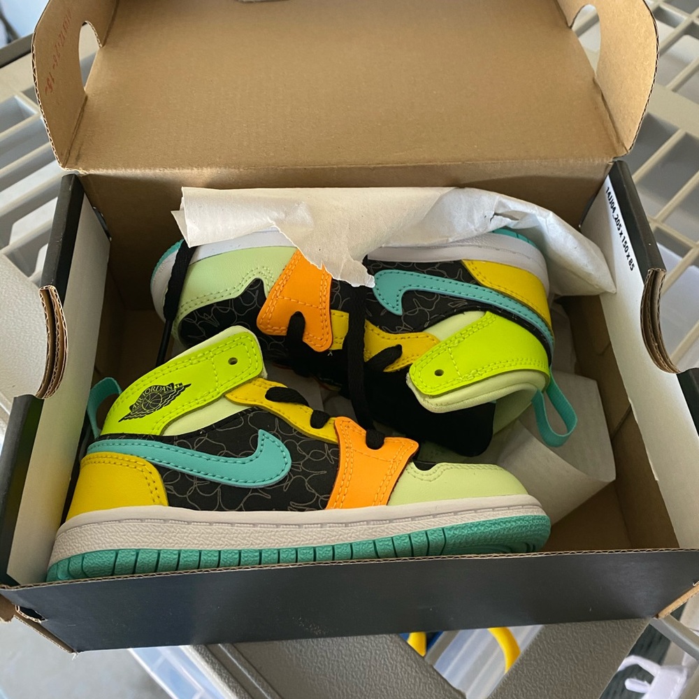 Nike Jordan 1 Mid SE Sneakers